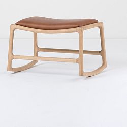 Podnožka s konstrukcí z masivního dubového dřeva s koňakově hnědým detailem z buvolí kůže Gazzda Dedo