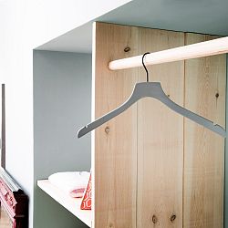 Šedo-zelené dřevěné ramínko na kabáty Compactor Hanger