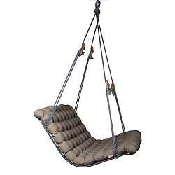 Šedohnědá závěsná dvoumístná relaxační houpačka vhodná do exteriéru Linda Vrňáková Vikos