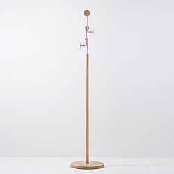 Stojací věšák z masivního dubového dřeva s růžovým detailem Gazzda Hook