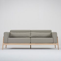 Světle šedá trojmístná pohovka s konstrukcí z masivního dubového dřeva Gazzda Fawn