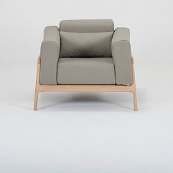 Světle šedé křeslo s konstrukcí z masivního dubového dřeva Gazzda Fawn