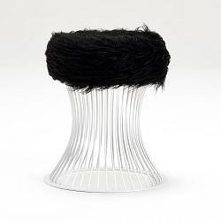 Taburetka se sedákem z černé umělé kožešiny Balcab Home Milly