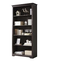 Tmavě hnědá knihovna  z masivního borovicového dřeva Støraa Cuba