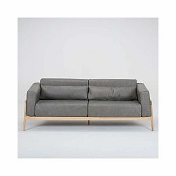 Tmavě šedá pohovka z buvolí kůže s konstrukcí z masivního dubového dřeva Gazzda Fawn, 210 cm