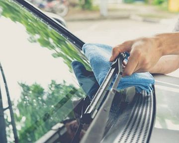 Jak vyčistit čelní sklo zevnitř i zvenku, čím odmastit okna na autě