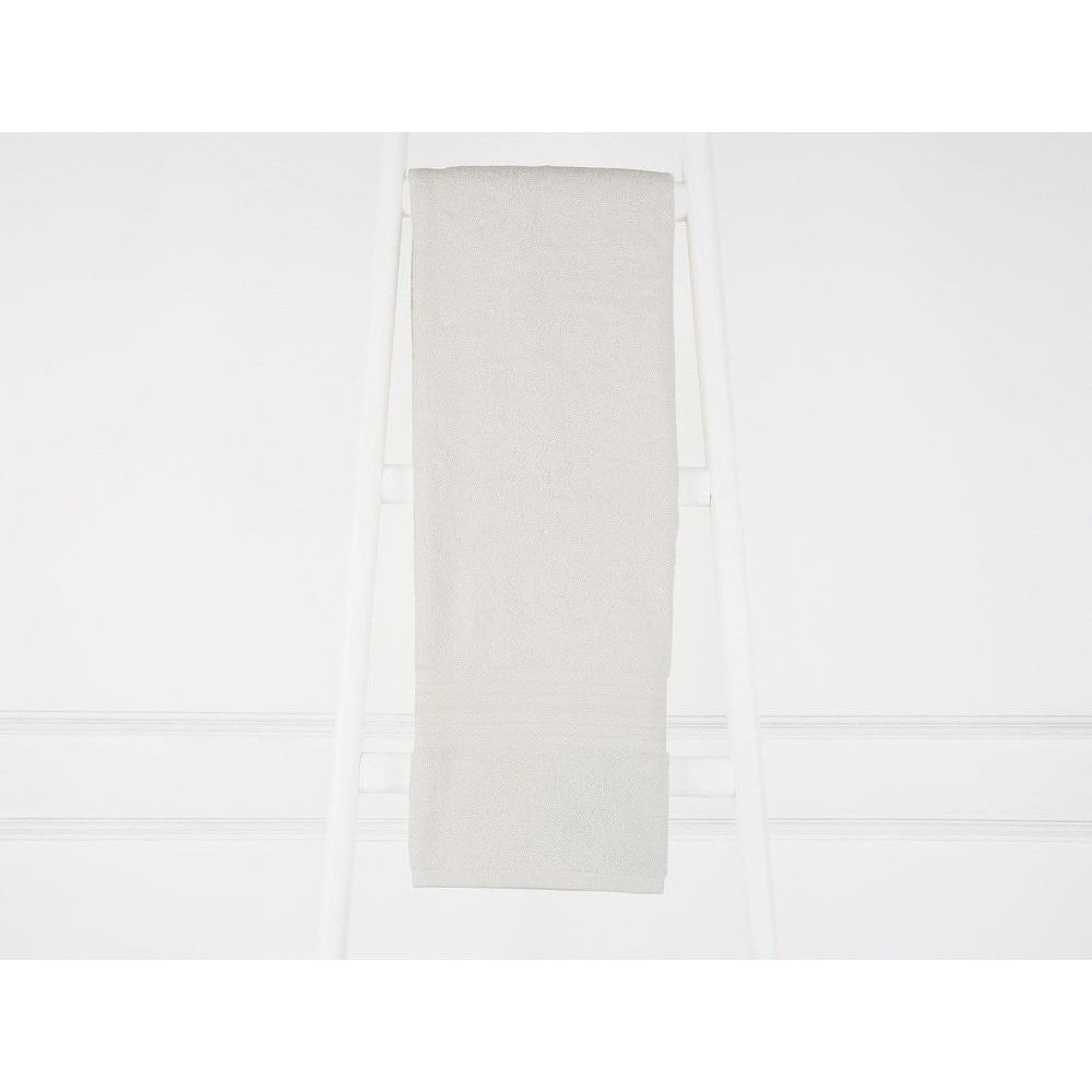 Světle šedý bavlněný ručník Emily, 70 x 140 cm Světle šedý bavlněný ručník Emily, 70 x 140 cm